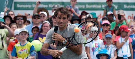 Roger Federer enseña a los niños los secretos del tenis durante el 'Día de los Niños' del Torneo Internacional de Brisbane, Australia.