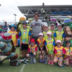 Roger Federer rodeado de sus pequeños seguidores durante el evento "Día de los Niños" celebrado en el Torneo Internacional de Brisbane, Australia