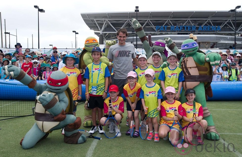Roger Federer rodeado de sus pequeños seguidores durante el evento 