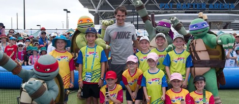 Roger Federer rodeado de sus pequeños seguidores durante el evento 'Día de los Niños' celebrado en el Torneo Internacional de Brisbane, Australia