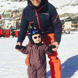 La Princesa Estela de Suecia aprende a esquiar con su padre el Príncipe Daniel
