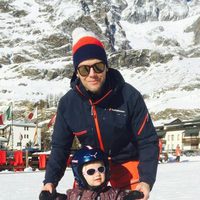 La Princesa Estela de Suecia aprende a esquiar con su padre el Príncipe Daniel
