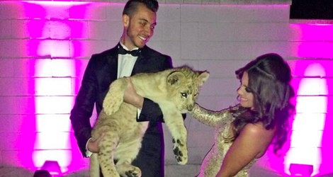 Anabel Pantoja con un león en la fiesta de fin de año 2013 de Kiko Rivera
