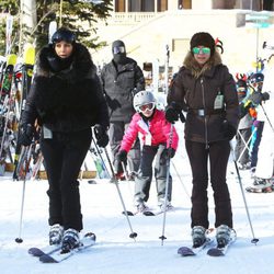 Kim Kardashian y Kourtney Kardashian durante sus vacaciones invernales en Aspen (Colorado)