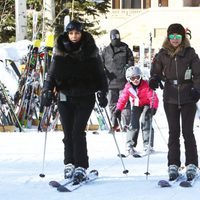 Kim Kardashian y Kourtney Kardashian durante sus vacaciones invernales en Aspen (Colorado)