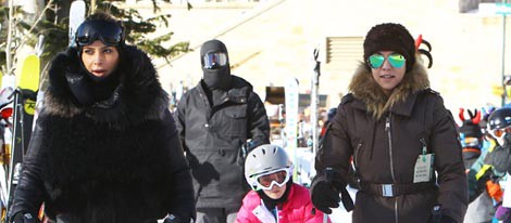 Kim Kardashian y Kourtney Kardashian durante sus vacaciones invernales en Aspen (Colorado)