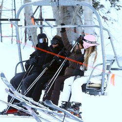 Kim Kardashian, Kourtney Kardashian y Kanye West cogen el funicular durante sus vacaciones invernales en Aspen (Colorado)
