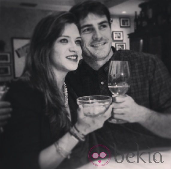Iker Casillas y Sara Carbonero brindando por 2014