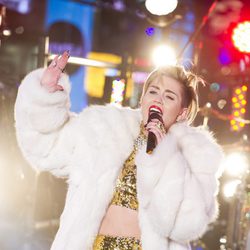 Miley Cyrus durante su actuación en fin de año desde Times Square