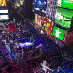 Panorámica de Times Square durante la noche de fin de año de 2013