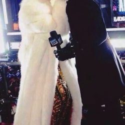 Miley Cyrus besa al presentador Ryan Seacrest en la fiesta celebrada en Times Square para despedir 2013