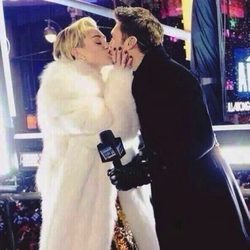 Miley Cyrus besa al presentador Ryan Seacrest en la fiesta celebrada en Times Square para despedir 2013