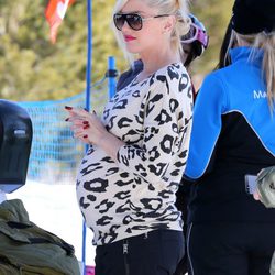 Gwen Stefani a punto de dar a luz durante un día en la nieve en las montañas Mammoth