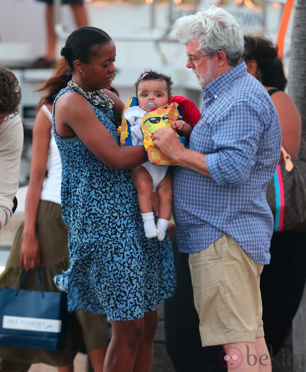 George Lucas con su mujer Mellody Hobson y su hija Everest en St. Barts
