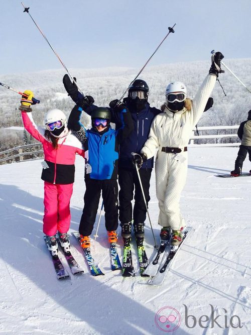 Michael Douglas y Catherine Zeta Jones esquiando con sus hijos en Canadá