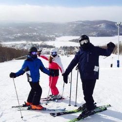 Michael Douglas esquiando con sus hijos Dylan y Carys en Canadá