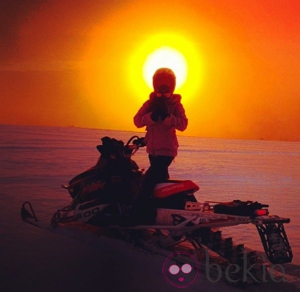 Nicole Scherzinger recibe 2014 sobre una moto de nieve en Aspen