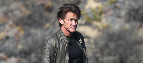 Sean Penn saliendo de la casa de Los Angeles de Charlize Theron