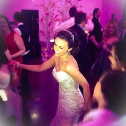 Lacey Chabert bailando el día de su boda