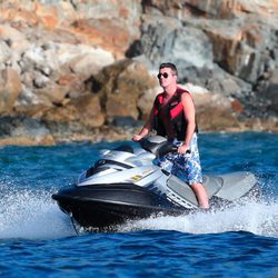 Simon Cowell en moto de agua durante sus vacaciones de Navidad en Barbados