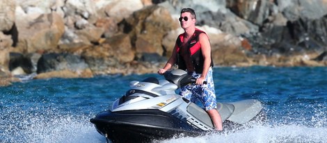Simon Cowell en moto de agua durante sus vacaciones de Navidad en Barbados