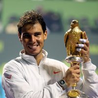 Rafa Nadal junto al trofeo del torneo ATP 250 de Doha