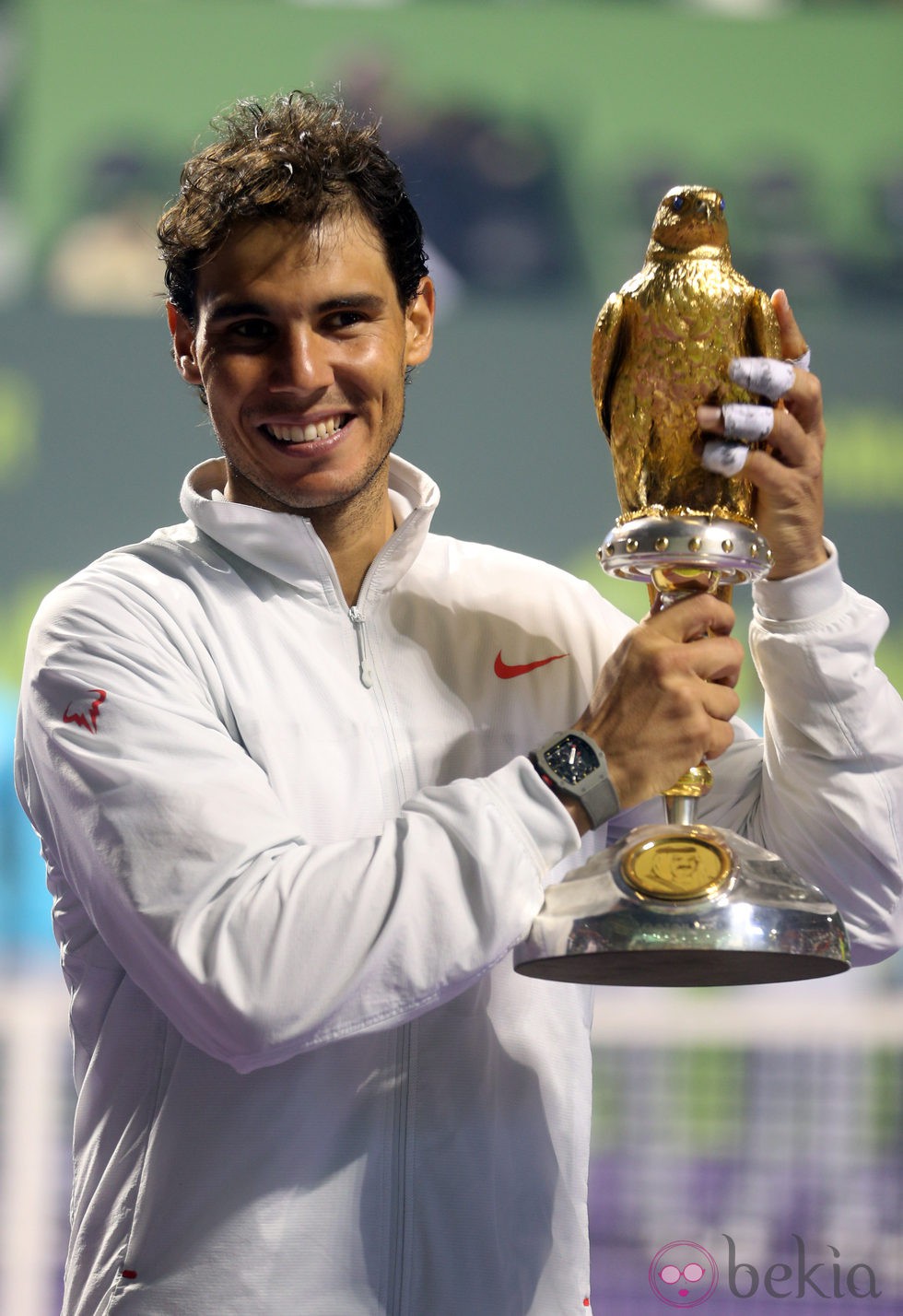 Rafa Nadal junto al trofeo del torneo ATP 250 de Doha