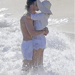 Olivia Palermo y Johannes Huebl besándose en St. Barts tras anunciar su compromiso