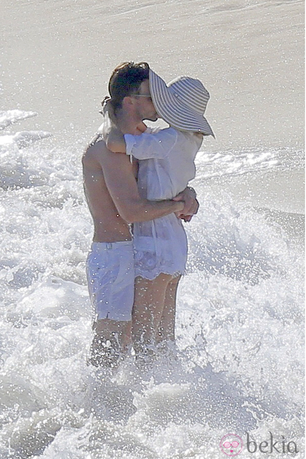 Olivia Palermo y Johannes Huebl besándose en St. Barts tras anunciar su compromiso