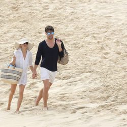 Olivia Palermo y Johannes Huebl llegando a la playa de St. Barts tras anunciar compromiso