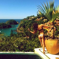 Lea Michele presume de cuerpo con un minúsculo bikini en México