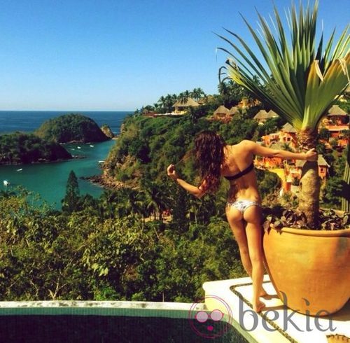 Lea Michele presume de cuerpo con un minúsculo bikini en México