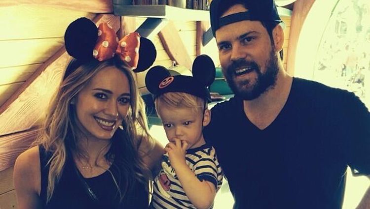 Hilary Duff y Mike Comrie celebran la Navidad con su hijo Luca Cruz en Disney World