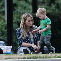 Hilary Duff y su hijo Luca Cruz en el césped de un parque de Beverly Hills