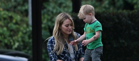 Hilary Duff y su hijo Luca Cruz en el césped de un parque de Beverly Hills