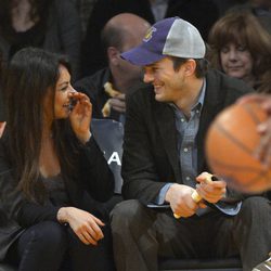Mila Kunis y Ashton Kutcher se divierten durante un partido de Los Angeles Lakers