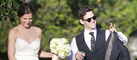 Justin Bartha y Lia Smith el día de su boda en Hawaii