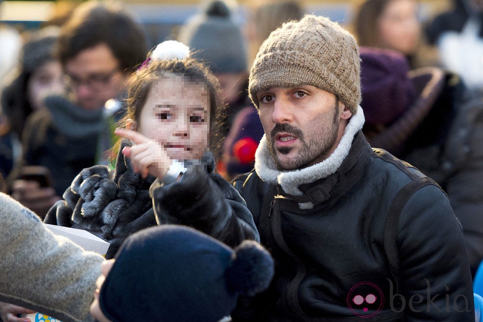 David Villa con su hija viendo la Cabalgata de Reyes 2014 en Madrid