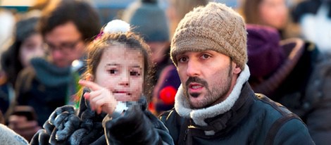 David Villa con su hija viendo la Cabalgata de Reyes 2014 en Madrid