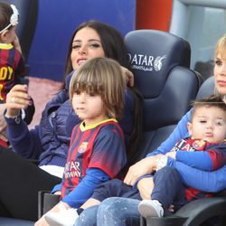 Daniella Semaan y Yolanda Cardona con sus hijo Dylan y Kai en el Camp Nou