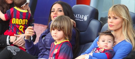 Daniella Semaan y Yolanda Cardona con sus hijo Dylan y Kai en el Camp Nou