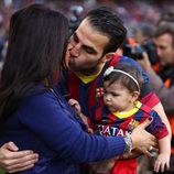 Cesc Fábregas y Daniella Semaan con su hija Lia Fábregas en el Camp Nou