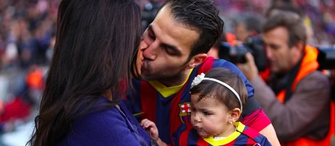 Cesc Fábregas y Daniella Semaan con su hija Lia Fábregas en el Camp Nou