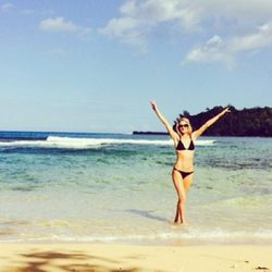 Rosie Huntington-Whiteley recibe 2014 en Hawaii con un bikini negro