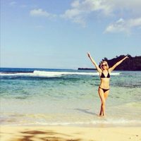 Rosie Huntington-Whiteley recibe 2014 en Hawaii con un bikini negro