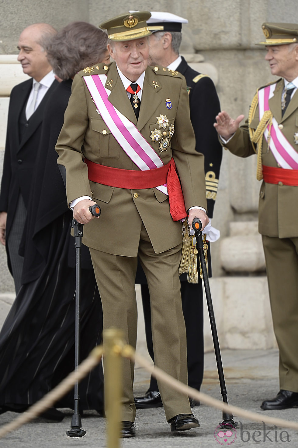 El Rey Juan Carlos con muletas en la Pascua Militar 2014