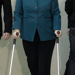 Angela Merkel ayudada por muletas tras sufrir una lesión de pelvis esquiando