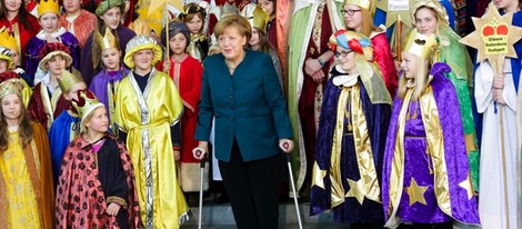Angela Merkel rodeada de niños tras fracturarse la pelvis esquiando