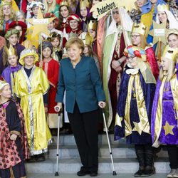 Angela Merkel rodeada de niños tras fracturarse la pelvis esquiando