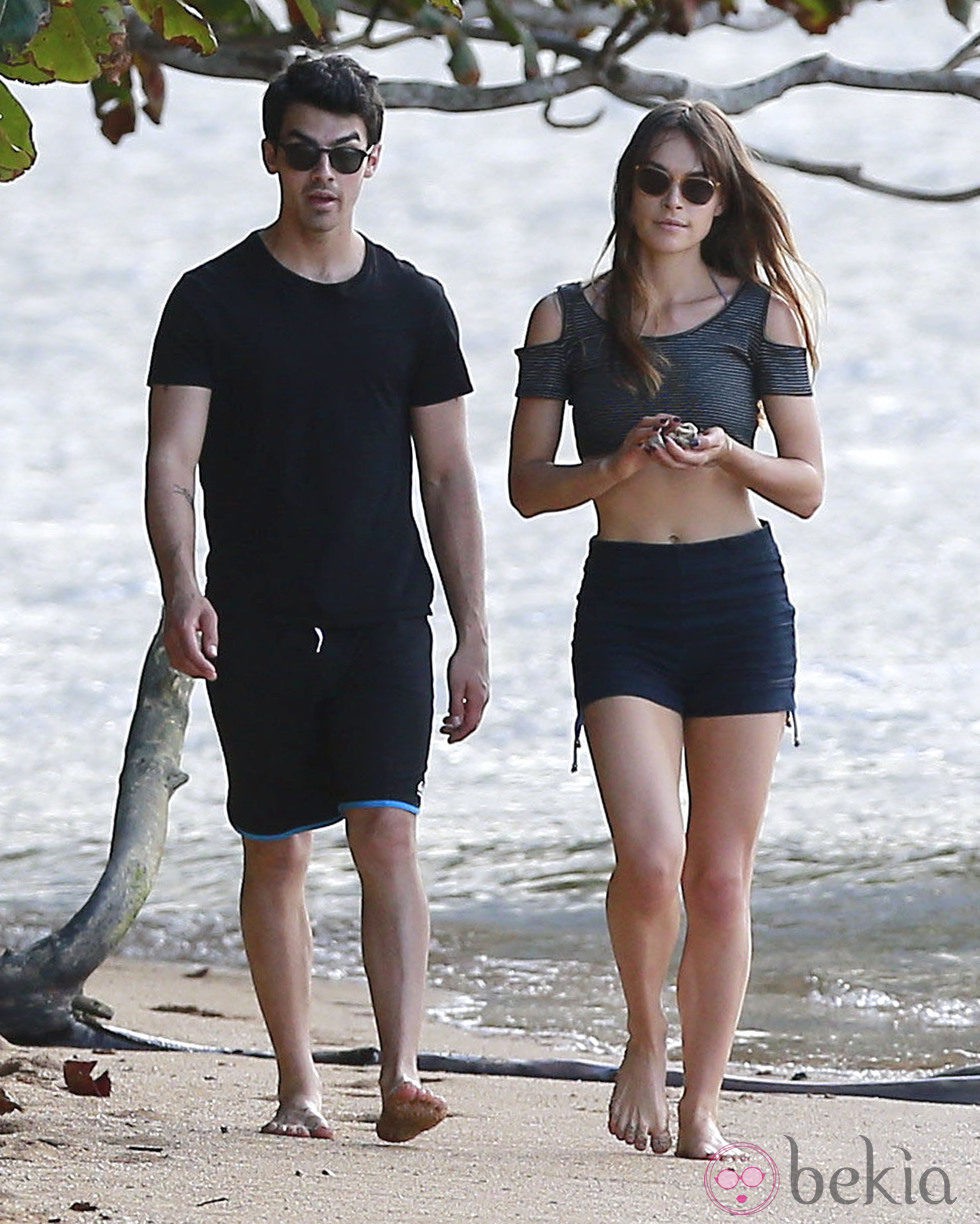 Joe Jonas pasea junto a su novia en Hawaii
